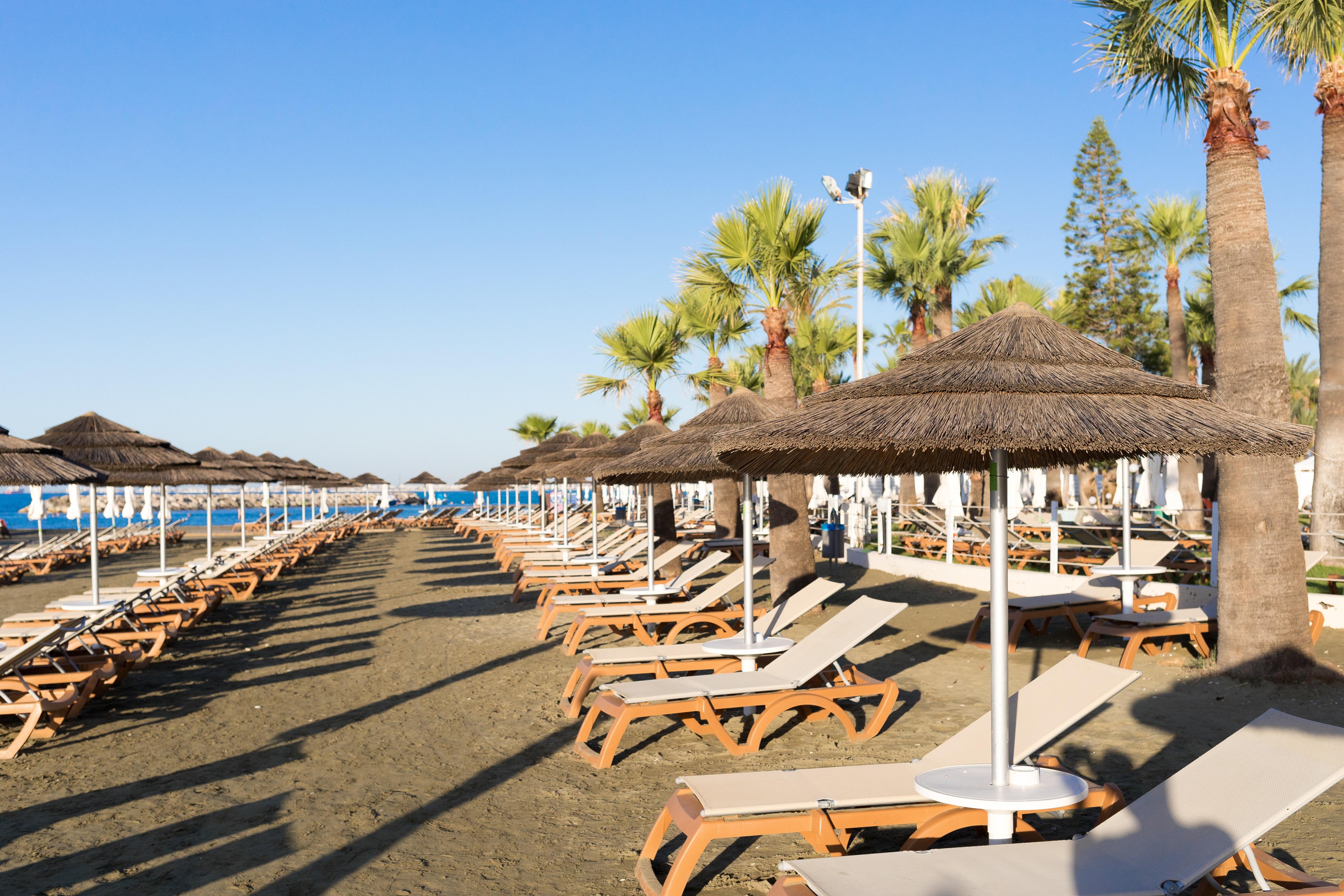 Bay beach hotel. Отель Golden Bay Ларнака. Golden Bay Beach Hotel 5 Кипр Ларнака. Пляж Голден Бич Кипр. Набережная Финикудес Ларнака.