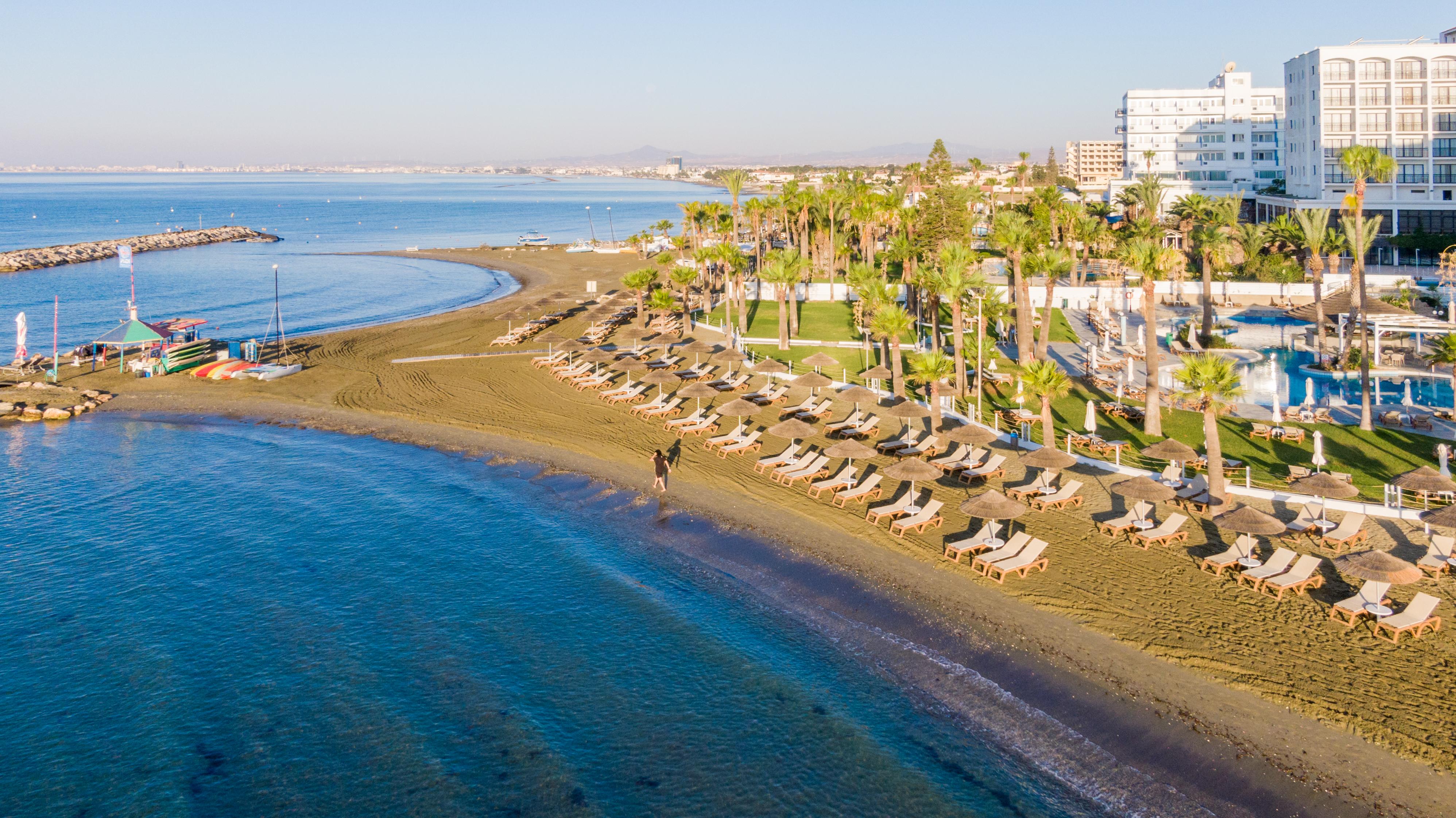 Отель golden bay. Отель Golden Bay Ларнака. Пляж Голден Бич Кипр. Кипр Ларнака Radisson Beach Larnaca 5*. Бафра пляж Кипр.