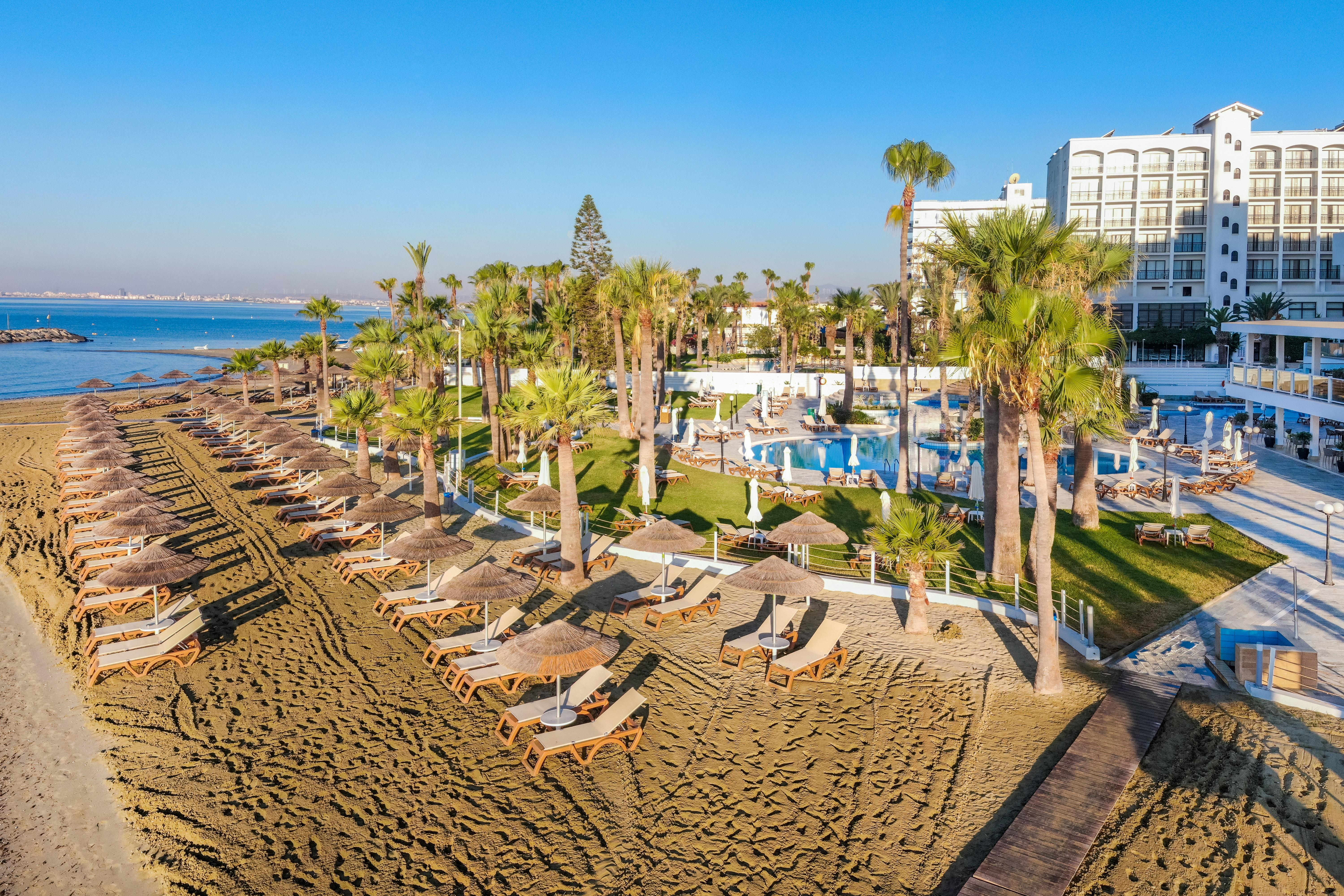 Bay beach hotel. Отель Golden Bay Ларнака. Латакия Голден Бич. Голден Бич Кипр. Larnaca Кипр.